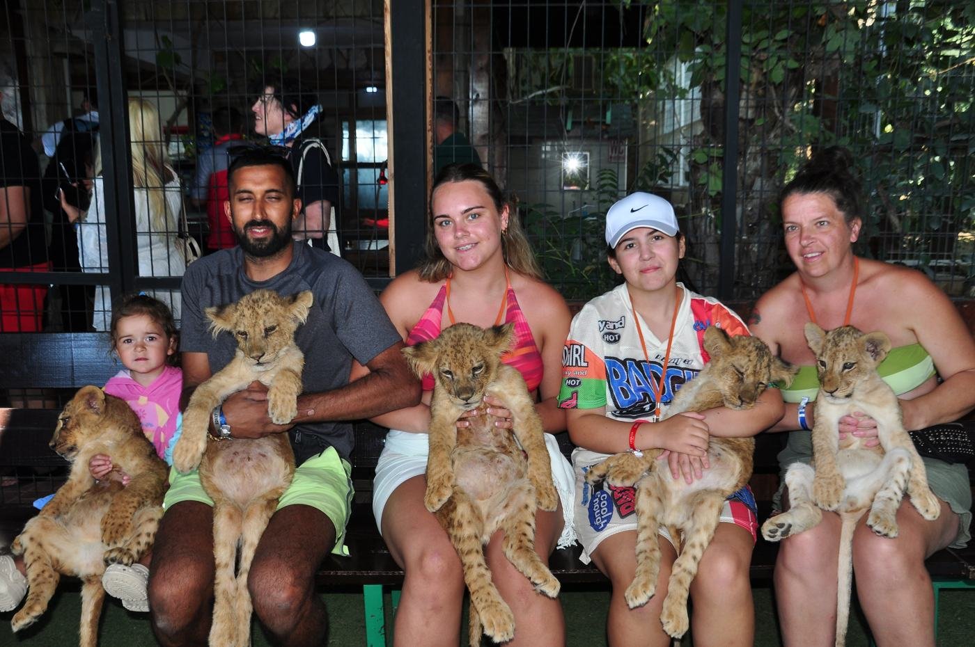 Rodzina trzymająca lwiątka w Lions Park Antalya